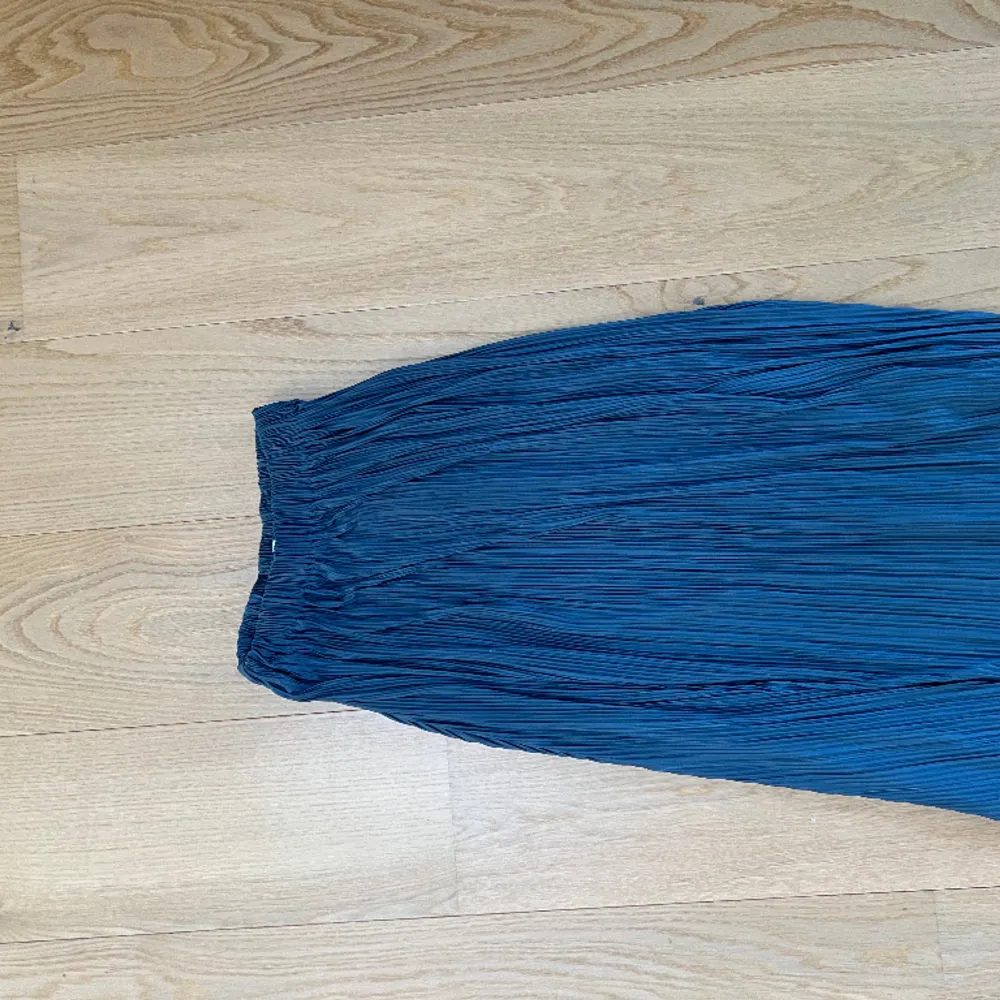 Jättefin plisserad blå kjol från samsø samsøe💙 använd endast 1 gång. Storlek: xs men stor i storleken  Nypris: 1200kr Mitt pris: 450kr. Kjolar.