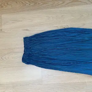 Jättefin plisserad blå kjol från samsø samsøe💙 använd endast 1 gång. Storlek: xs men stor i storleken  Nypris: 1200kr Mitt pris: 450kr