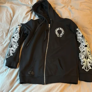 CHROME HEART ZIPUP - Perfekt condition passar M/L. Säljer den då jag hade velat ha den mer oversized.