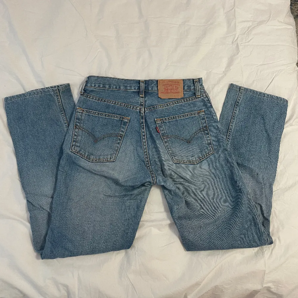 Högmidjade mom jeans i modellen ”595” från Levi’s. Storlek W31L32. Köpta second hand men bra skick! 💕💕 Midja: 38 cm (rakt över) Innerben: 73 cm. Jeans & Byxor.