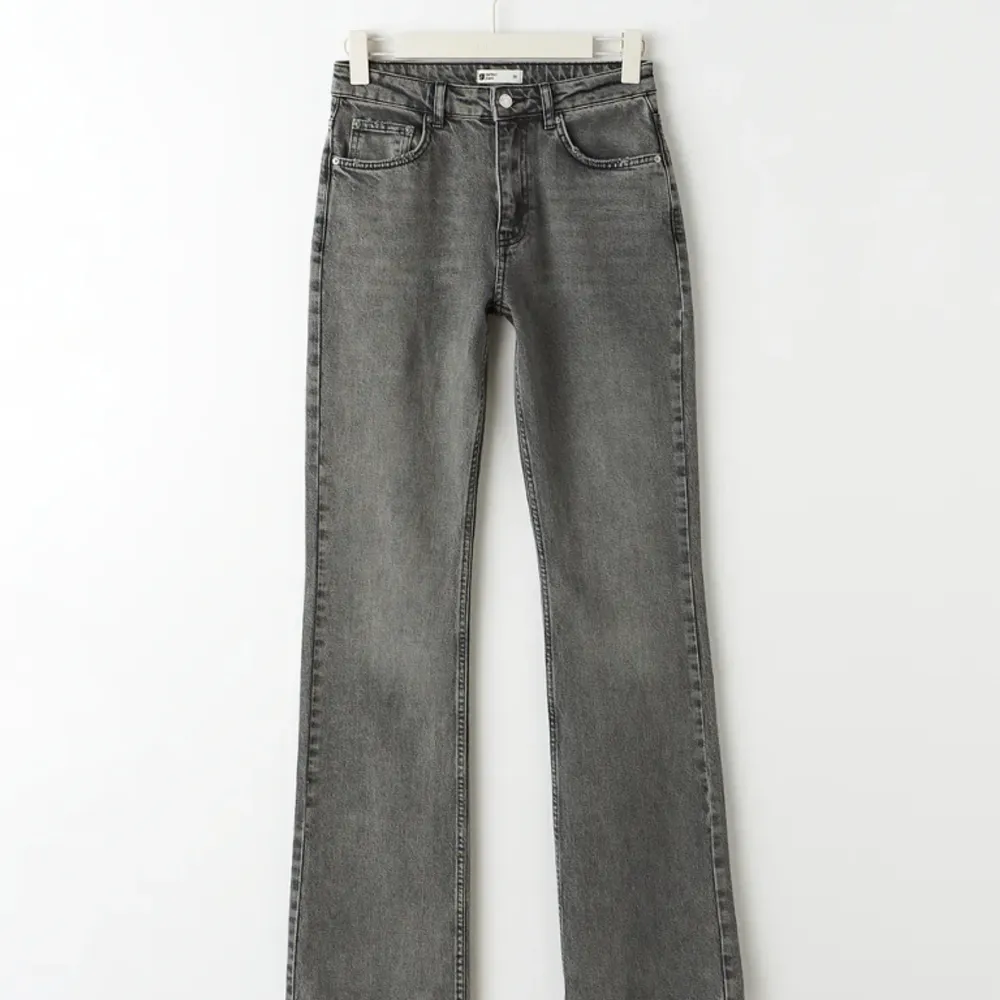 Säljer även mina gråa jeans från Gina, Köpta i slutet av 2023 och inte använda alls mycket, superbra skick. Långa i benen. Storlek 36 men passar även 34, Nypris 500 kr. Mid waist utsvängda ben🌟🌟. Jeans & Byxor.