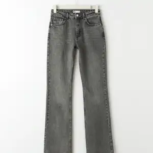 Säljer även mina gråa jeans från Gina, Köpta i slutet av 2023 och inte använda alls mycket, superbra skick. Långa i benen. Storlek 36 men passar även 34, Nypris 500 kr. Mid waist utsvängda ben🌟🌟