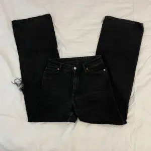 Högmidjade vida jeans i modellen ”Yoko” från Monki. Har egen gjorda hål på knäna och i bra skick. Säljer då de har blivit för små tyvärr 🥲  Midja: 33 cm (rakt över) Innerben: 77 cm