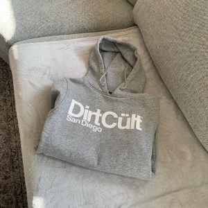 Dirtcült hoodie  - Felfri hoodie från dirtcült, säljer då jag bytt stil