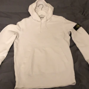Stone Island hoodie - Stone Island hoodie i mycket fint skick QR kod finns, skriv för video där jag visar koden