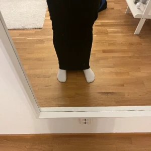 Långkjol - En svart långkjol i storlek m. Kontakta för fler bilder och pris