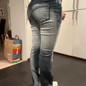 Jeans - Hej💕säljer dessa skitsnygga jeans Helt nya men dock ingen lapp Strl W27 L30 Nypris 700