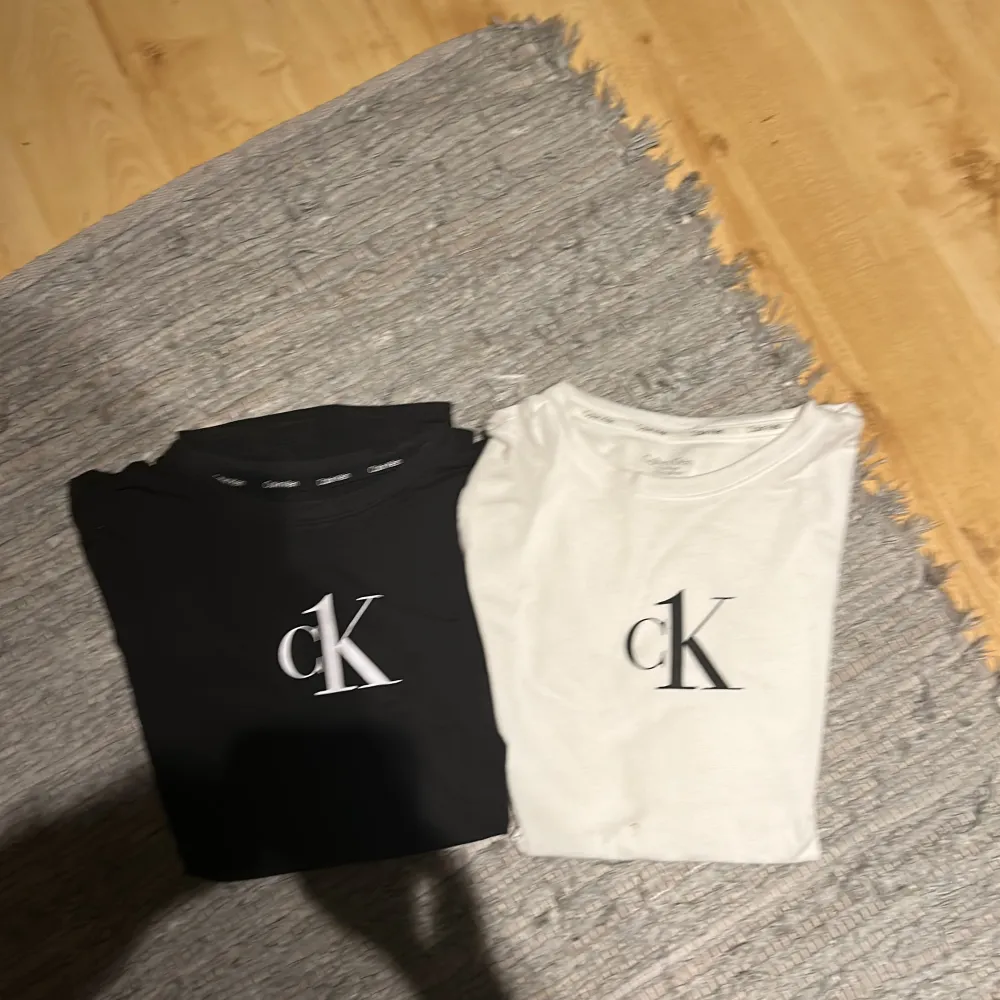 Som helt nya , är försmå men passar nån med 14 år/160. T-shirts.