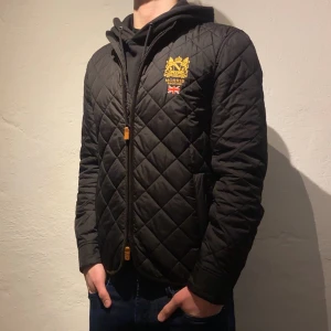 Morris quiltad jacka - Tjena! Säljer en sjukt snygg Morris jacka, perfekt till våren!||storlek:S||skick:9/10||nypris:2200kr vårt pris:699kr||modellen på bilden är 180cm|| hör av er vid funderingar, Mvh🧥