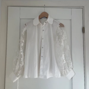 Vit skjorta  - Super fin shorta som är lite annorlunda, använd 2 gånger 