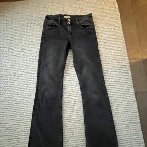 Lågmidjade jeans från Gina Young med fickor där bak och resor som man kan dra in ifall de inte skulle passa i midjan. Jag är 166 och dem passar i längden  