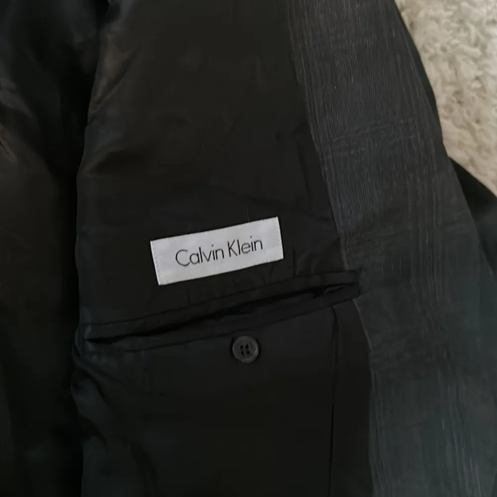 Herrkavaj från Calvin Klein, bra skick! Storlek står inte men skulle tippa på ca L-XL? Snygg att ha som en oversized kavaj speciellt nu till våren!. Kostymer.