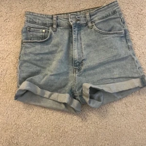 Jeansshorts  - Ett par väldigt fina jeansshorts. Inte direkt jätte använda. Säljer då dem inte längre passar. Är i storlek 36.  Kontakta för pris och fler bilder.