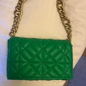 Grön väska Zara  - Väska från Zara 
