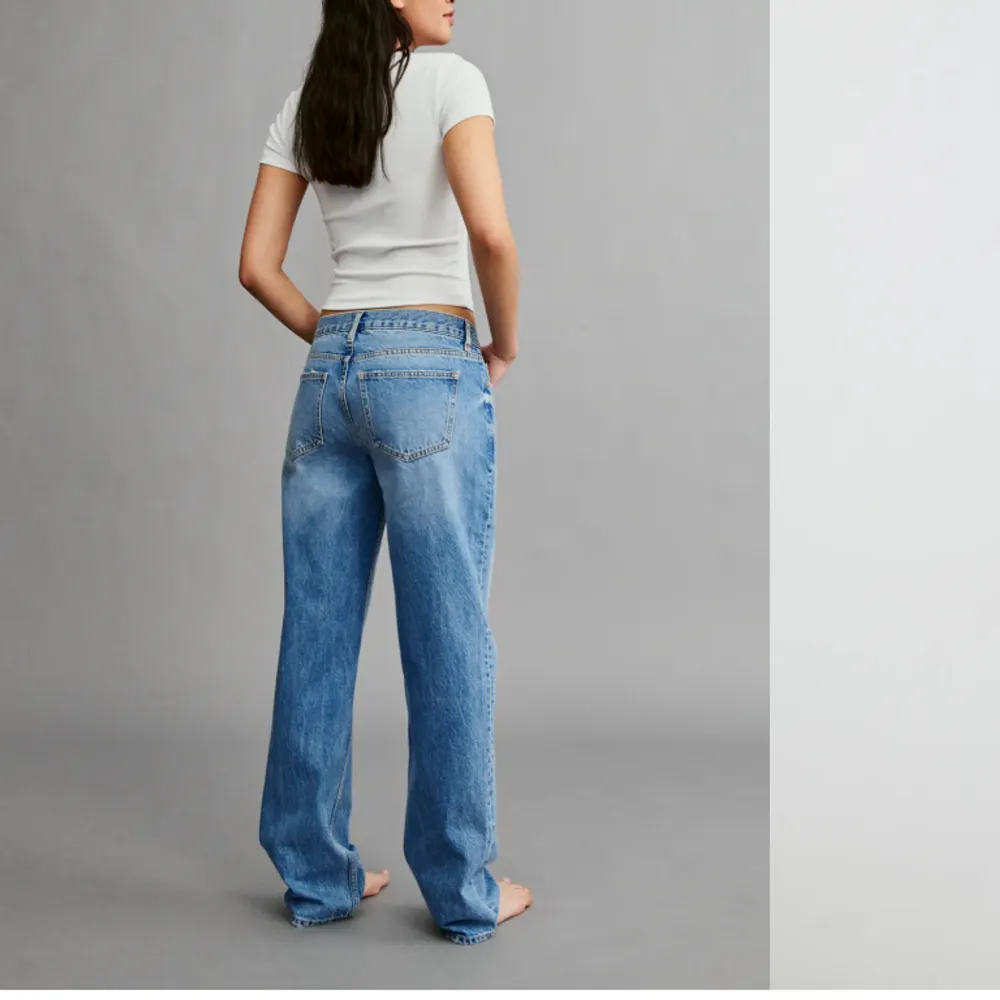 Säljer mina low straight jeans från Gina Tricot då det blivit för små för mig. Det är i bra skick och som ni ser på tredje bilden har jag sprätt upp sömmen där nere så de skulle passa mig. Jag personligen tycker det bara är en snygg detalj😍 . Jeans & Byxor.