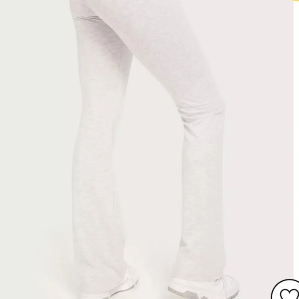 Ett par yoga pants från Nelly.com. Dom är tyvär för stora för mig. Om ni är 165 och uppåt kommer de passa i längden! I bra skick inga defekter på byxorna.. Jeans & Byxor.