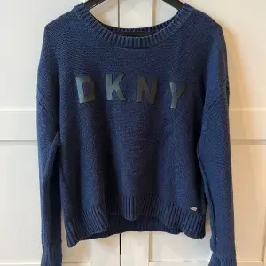 Stickad tröja från DKNY, köpt i USA. Storlek Small. Köparen står för frakt.