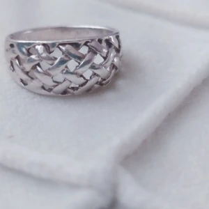 Sterling Silver ring!. - Innermått 19 mm i diameter och 2 cm som bredast samt märkt med 925.