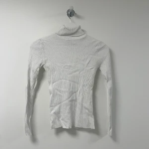 turtle neck - slimmad vit turtleneck, perfekt under overshirts nu på vårkvisten! 