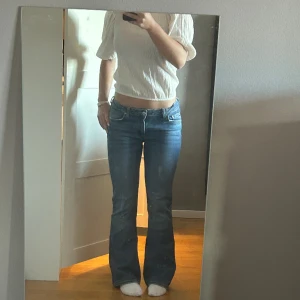 Blåa jeans  - Säljer ett par blåa jeans från Gina Young som inte säljs längre. Dom är i jättebra skick och i storlek 158-164. Skulle säga att de passar xs-s i midjan. 