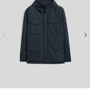 Säljer en asschysst Apsesi Minifield jacka som aldrig använts pga att den är fel storlek, köpte för 7000 och säljer för 4500. Jackan passar perfekt under vinter, höst och kallare vårdagar.  Tveka inte på att höra av er!