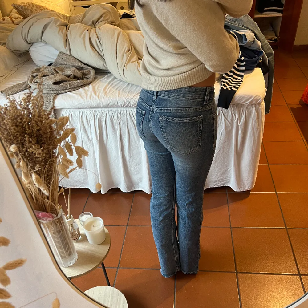 super populära jeans från H&m som inte längre finns kvar. älskar verkligen dom här men är tyvärr några cm (kanske 3) för korta och små för mig som är 170cm och vanligtvis har stl 32/34 i jeans❤️ midjemått: ca 32cm innerbenslängd: ca 77cm. Jeans & Byxor.