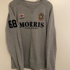 Morris Tröja - Säljer en riktigt fet morris tröja i storlek L. Den är i mycket bra skick och är knappt använd. Hör av er vid frågor eller funderingar