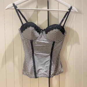 Jättejättefin korsett - Säljer denna populära korsettopp från H&M i storlek 36 ❤️ Banden är avtagbara och det är 3 rader spännen bak så den passar många ❤️
