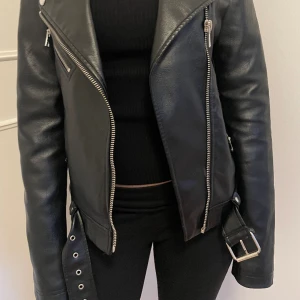 Skinnjacka inför våren från only  - Väldigt bra skick, använd få gånger.