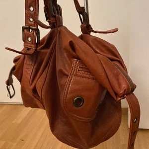 Väwka - Skitsnygg skinn väska🤎dragkedjan paj och lite har lossnat men annars inga fel!