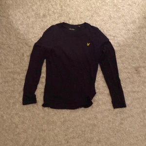 Lyle & scott Sweatshirt tunt material  - Hyfsat bra skick använd ett fåtal gånger, säljer p.g.a att den inte kommit till användning och därmed blivit för liten