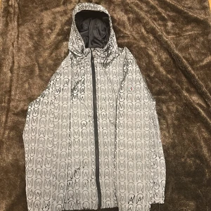 Moncler Windbreaker - Moncler windbreaker i storlek L, Pris kan diskuteras.