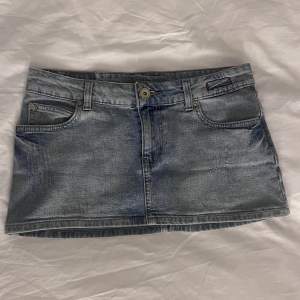Jeanskjol i jättebra skick, från cron-x jeans, midjemått: 39cm, den har lite stretch. Kolla gärna in våra andra annonser!