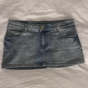 Jeanskjol - Jeanskjol i jättebra skick, från cron-x jeans, midjemått: 39cm, den har lite stretch. Kolla gärna in våra andra annonser!