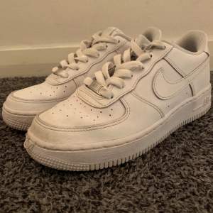 Air forces i storlek 37 1/2. Säljer dem eftersom att de inte passar längre. Skick är 7/10 lite creasad vid häl och toebox. De är också lite smutsiga