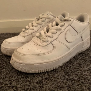 Air force 1 Nike  - Air forces i storlek 37 1/2. Säljer dem eftersom att de inte passar längre. Skick är 7/10 lite creasad vid häl och toebox. De är också lite smutsiga