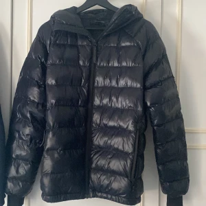 Peak performance jacka tomnic  - Tjena säljer min peak performance jacka i modellen tomnic, jackan är i jätte fint skick med inga defekter så skulle säga att det är en 10/10, priset går att diskutera vid snabb affär, vid frågor eller funderingar är det bara att höra av sig