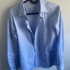 Säljer min supersnygga oanvända Massimodutti skjorta i storlek S Färg: vit/ blå randig  