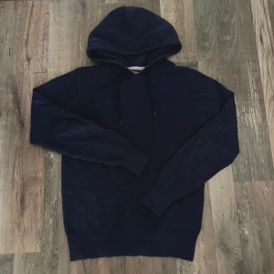 Kashmir hoodie - Hej, säljer nu denna kashmir hoodie. Den är i ett bra skick och har storleken S. Modellen är 180. Pris kan diskuteras vid snabbaffär! 