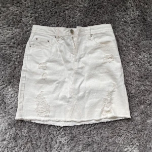 Jeanskjol - Vit jeanskjol från H&M i storlek eur 32🤍