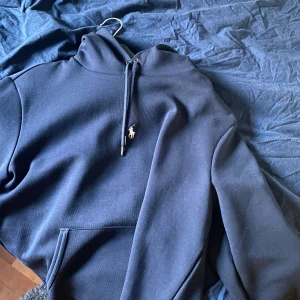 Ralph lauren mjukisset  - Hoodie i M skick 10/10 nytt Byxor s 8/10 (knotter på efter en tvätt) går enkelt att få bort. 
