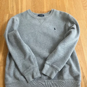 Ralph lauren tröja  - Säljer nu denna Ralph lauren tröjan då jag har en likadan fast med dragkedja💗  Nypris: 999kr  Mitt pris: 450kr