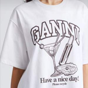 Så fin t-shirt från GANNI. Aldrig använd, prislapp kvar. Ord pris: 1295kr 🩷
