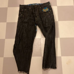 Streetstyle byxor - Byxor som är köpta på en butik här i Växjö. Inte använd alls mycket men har klippt dom kortare. Kan frakta men då står köparen för frakt 