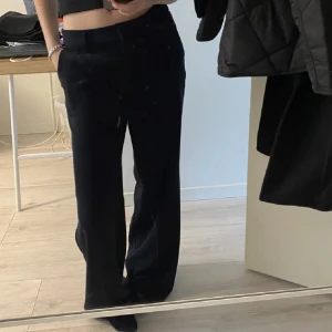 Kostymbyxor  - Säljer dessa fina kostymbyxorna från märket Stockh LM. De är mycket bra kvalite och skick, och knappt använda av mig då de är för stora på mig tyvärr. Frakt tillkommer! Hör av er vid frågor eller fler bilder 🫶🏼💕