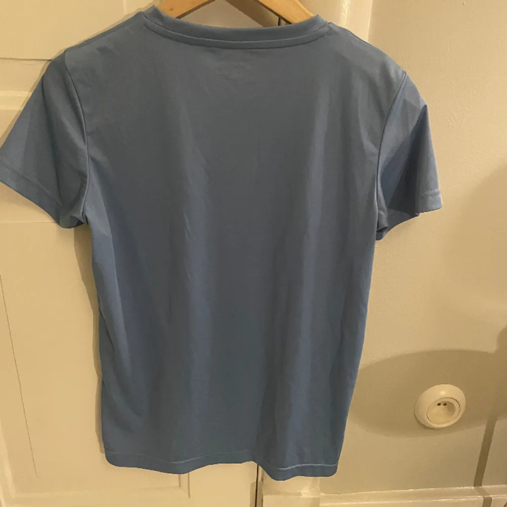 Ljusblå tärning T-shirt. Ljusblå. 100kr. Storlek 12-14 år.. T-shirts.