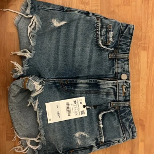 Jeans shorts - Säljer ett par skit snygga jeans shorts från zara som inte längre finns att köpa på deras hemsida. De är i nyskick då jag aldrig använt dem och prislappen sitter kvar. Midjemått rakt över: 34 cm.  Köpte för 359kr, hör av er vid fler frågor💗
