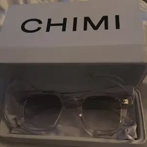 Säljer dessa riktigt snygga Chimi glasögon i modell 04 och genomskinliga. Skicket är 9/10
