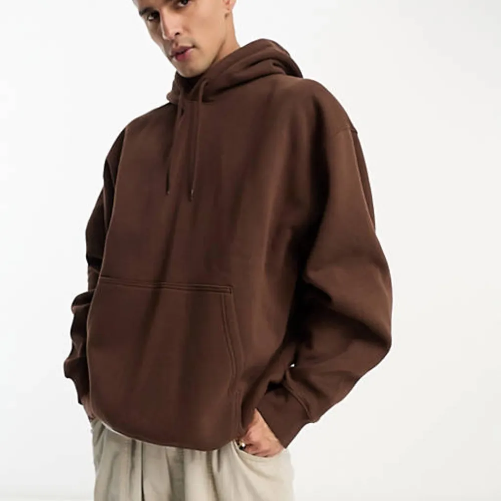 Säljer min bruna hoodie från weekday. Storleken är xs men den e oversized så den passar mig som brukar ha M. Hoodies.