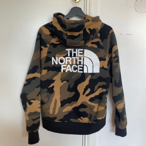 The north face hoodie - • En aning kroppad hoodie  • Mjuk insida, Blixtlås till fickan • Använd ett fåtal gånger, nyskick • 350kr inklusive frakt • Storlek S 